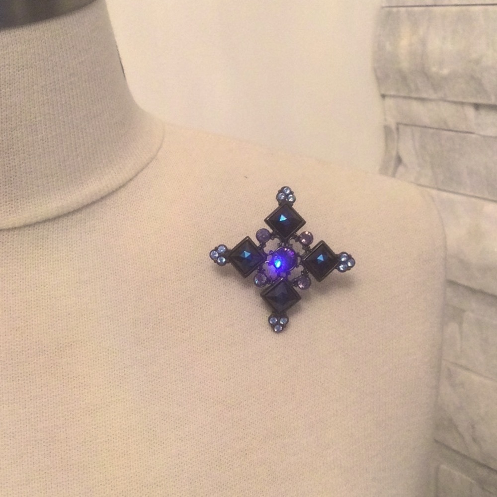 BEAUTIFUL Two Tone Purple, 2 Inch Brooch.